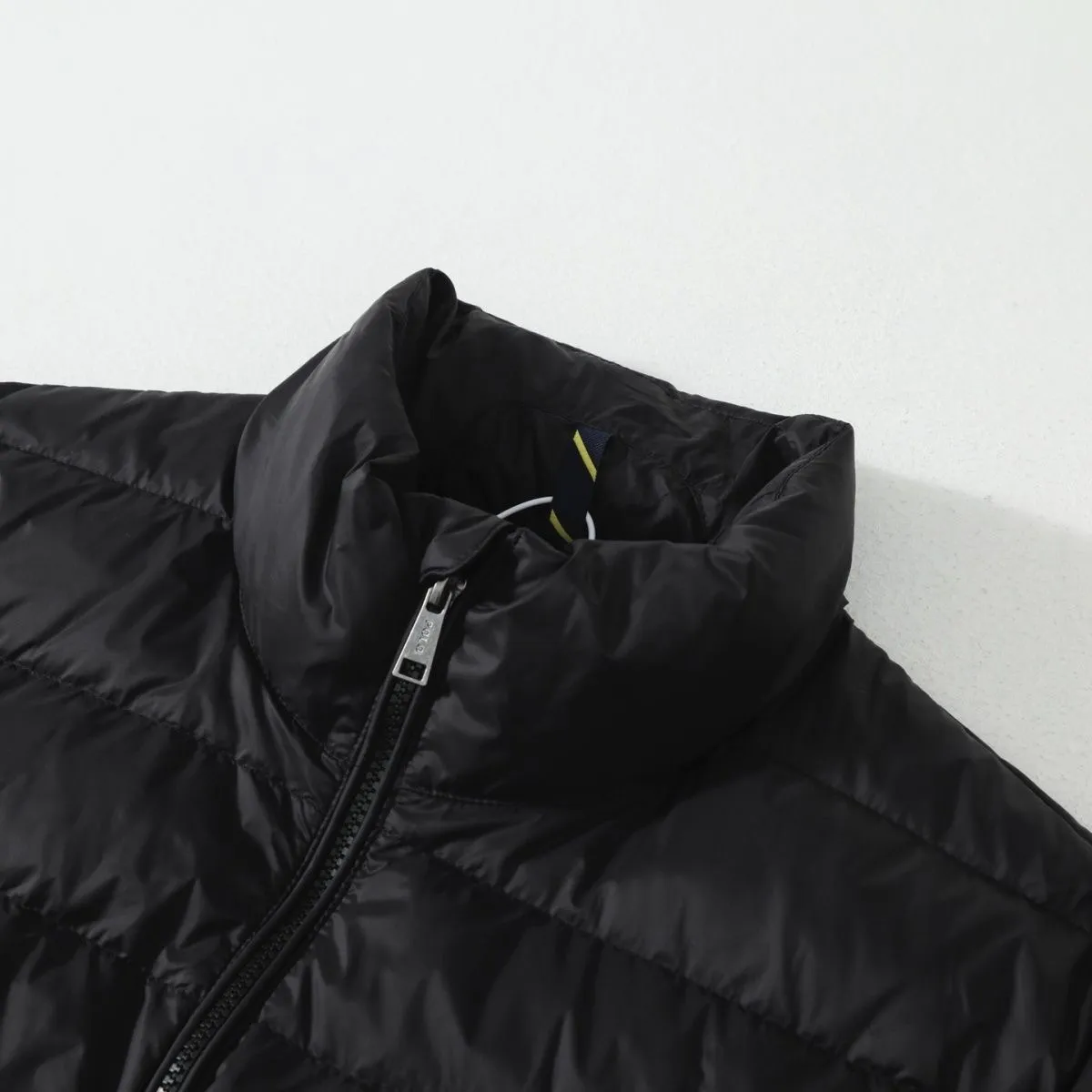 P306 💰 Polo Ralph Lauren 24ss Classic Stand Collar Spare Rib Bread Jacket Down Jacket Series. Solid color Ralph is going crazy this year. The new rib down jacket is a must-have for winter. It is made of nylon and nylon double double-layer sealing design will not cause any cotton leakage. The built-in drawstring buckle is adjustable and windproof and cold-proof. Ralph Lauren comes from the United States and has a strong American flavor. There are two brands under the name of Ralph Lauren: Poloby Ralph Lauren and Ralph Lauren has created a sales field of high-quality fashion in the world and continues the reputation of designer Ralph Lauren and the glorious image of the Ralph Lauren brand. 👍 Color: Black White Navy Size: M-L-XL-XXL Plane measurement unit CM, due to different measurement methods, there is an error of 2-3cm within the normal range Size Length Bust Sleeve length Shoulder width M 70 122 67 47.5 L 72 126 68 49 XL 74 130 69 50.5 2XL 76 134 70 52